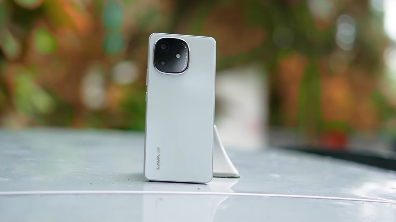 Lava Play Ultra 5G urban scroll