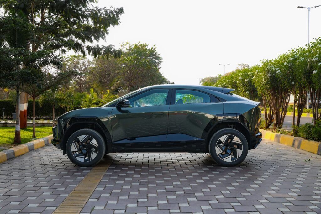  Mahindra XEV 9e urban scroll