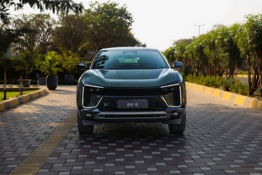  Mahindra XEV 9e urban scroll