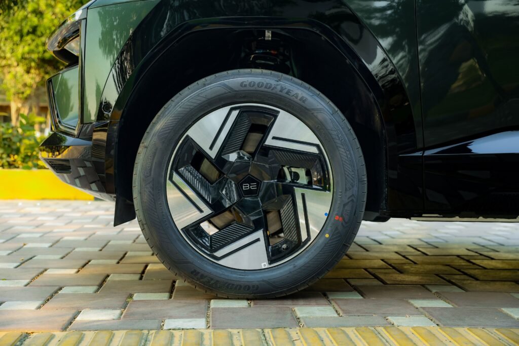  Mahindra XEV 9e urban scroll