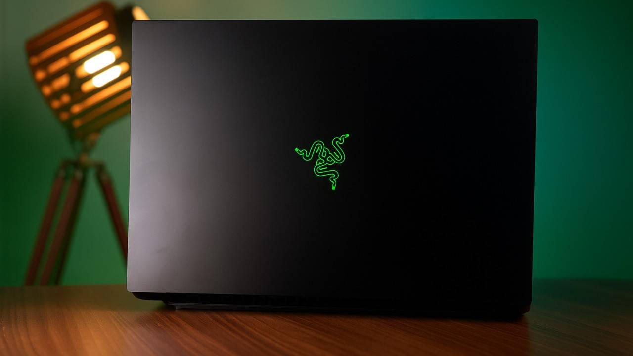 Razer Blade 18 urban scroll